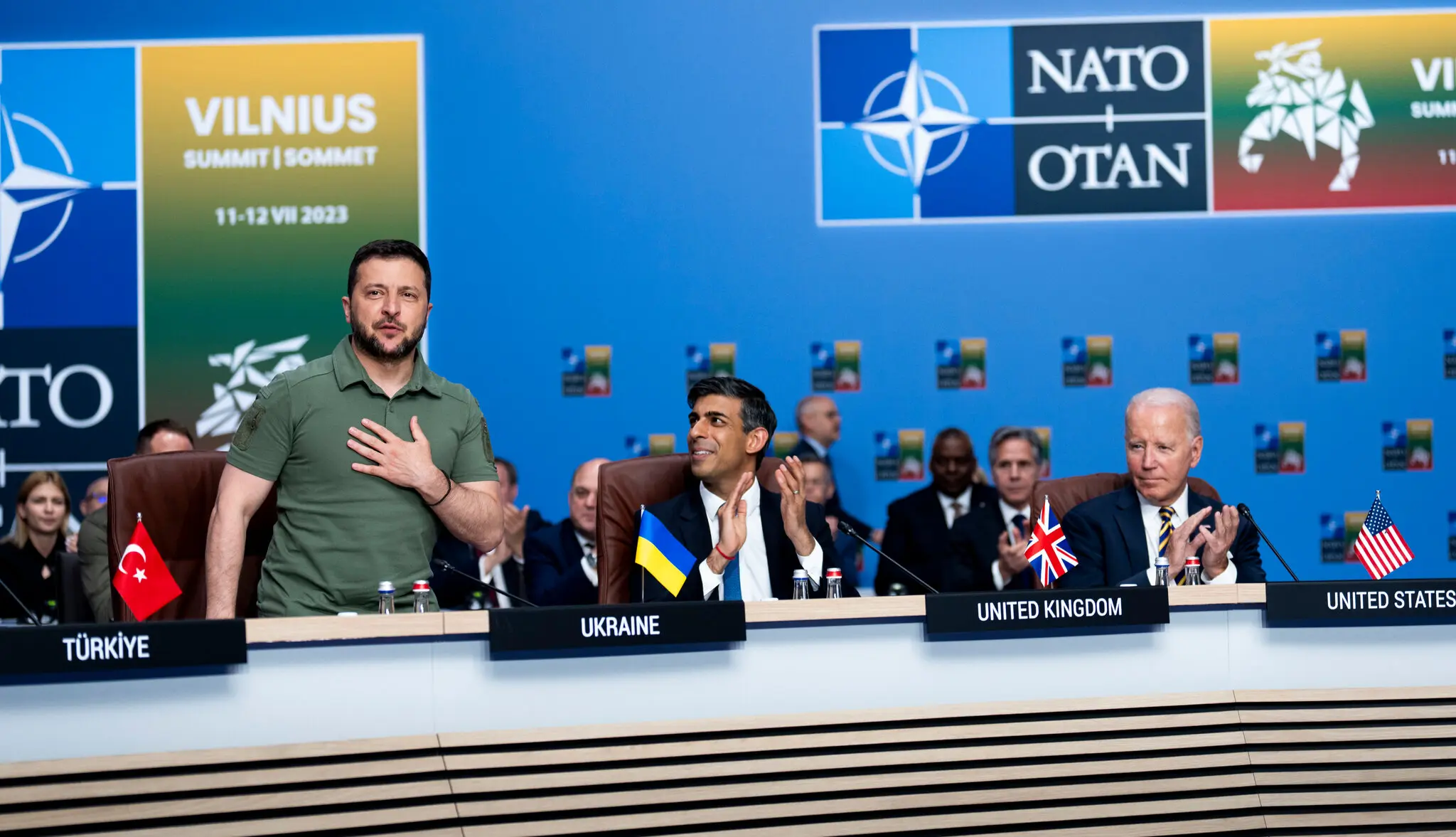 Президенту України Володимиру Зеленському аплодують члени НАТО, включаючи прем’єр-міністра Великобританії Ріші Сунака (у центрі), і президента Байдена під час засідання Ради Україна-НАТО у Вільнюсі, Литва, у середу